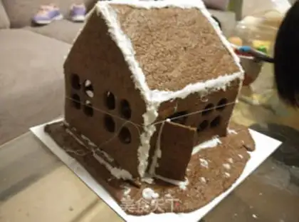 Make Christmas gingerbread house step 10