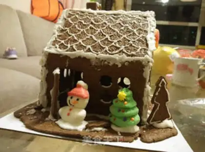 Make Christmas gingerbread house step 11