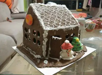 Make Christmas gingerbread house step 12