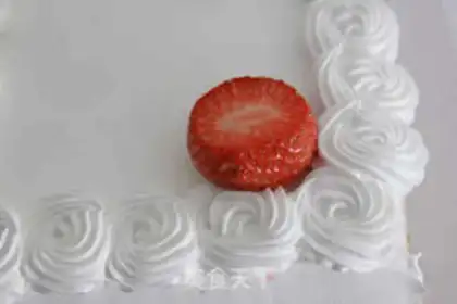 Make Christmas Strawberry Snowcake step 9