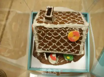 Make Christmas gingerbread house step 14
