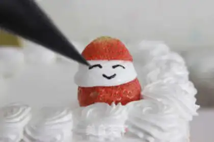 Make Christmas Strawberry Snowcake step 11
