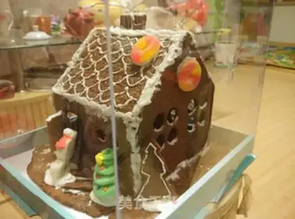Make Christmas gingerbread house step 15