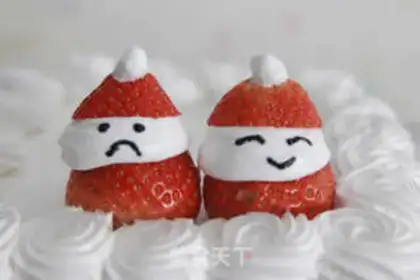 Make Christmas Strawberry Snowcake step 12