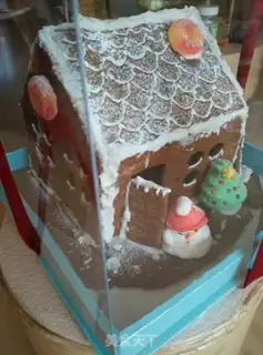 Make Christmas gingerbread house step 17