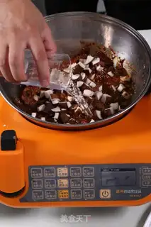 Make Spicy beef sauce step 1