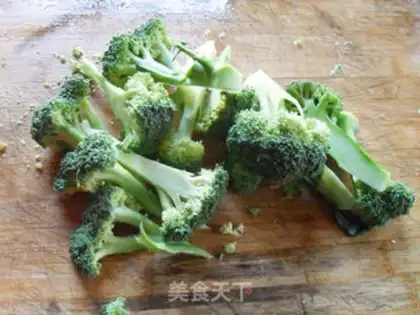 Make Straw mushrooms and broccoli step 1
