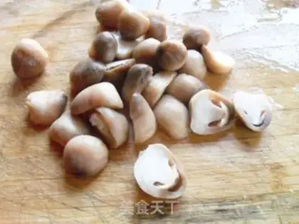 Make Straw mushrooms and broccoli step 2