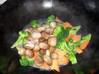 Make Straw mushrooms and broccoli step 8