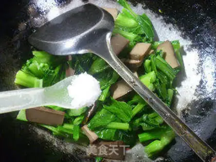 Make Eggs, fried oil step 7
