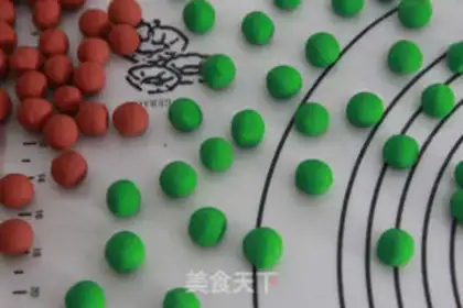 Make Christmas candy cake step 10