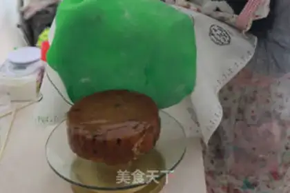 Make Christmas candy cake step 15