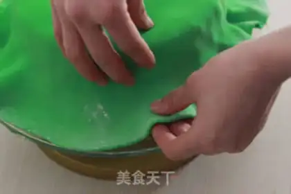 Make Christmas candy cake step 16