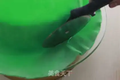 Make Christmas candy cake step 17
