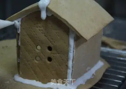 Make Christmas gingerbread house step 8