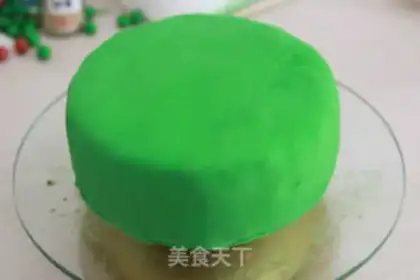 Make Christmas candy cake step 18
