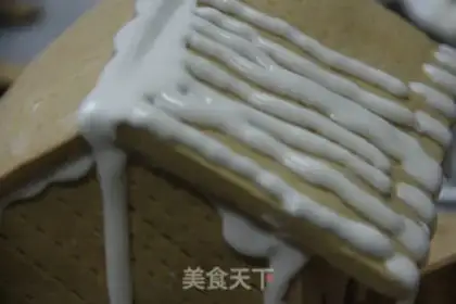 Make Christmas gingerbread house step 10