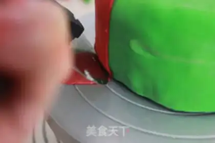 Make Christmas candy cake step 20