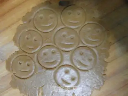 Make The red sugar cookie house step 13