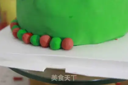 Make Christmas candy cake step 22