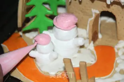 Make Christmas gingerbread house step 12