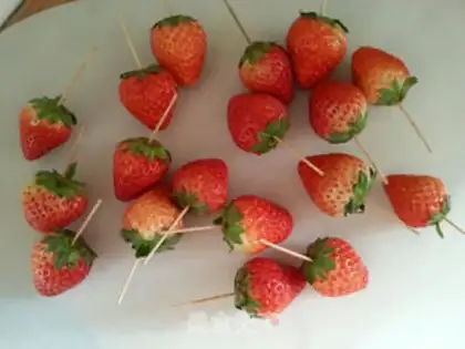 Make Chocolate strawberries and cedars step 0