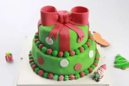 Make Christmas candy cake step 24