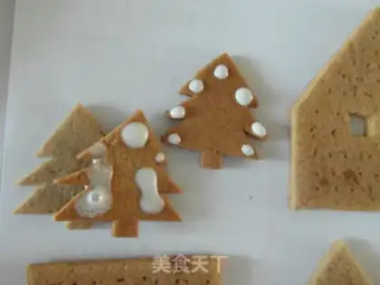 Make The red sugar cookie house step 19