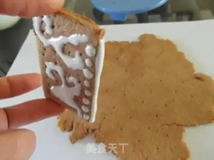 Make The red sugar cookie house step 22