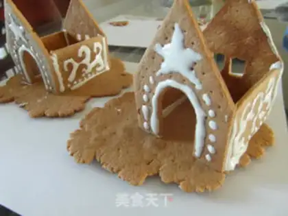 Make The red sugar cookie house step 23