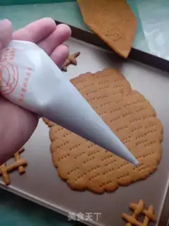 Make Christmas gingerbread house step 13