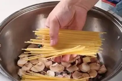 Make Butter mushroom pasta step 1