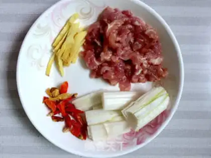Make Spaghetti spicy sauce step 1