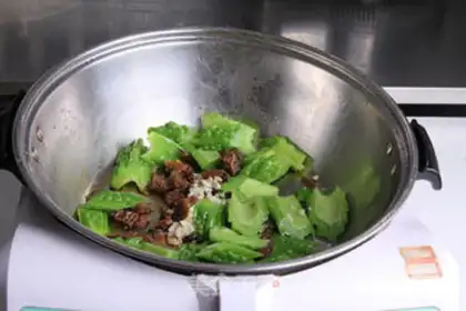Make The beanfish fried the bitter melon step 2