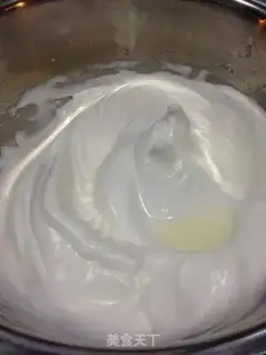 Make Christmas strawberry cake step 1
