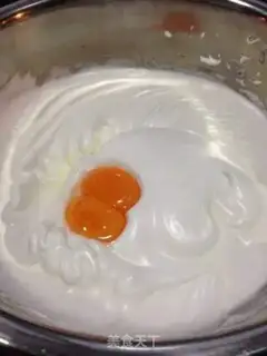 Make Christmas strawberry cake step 2