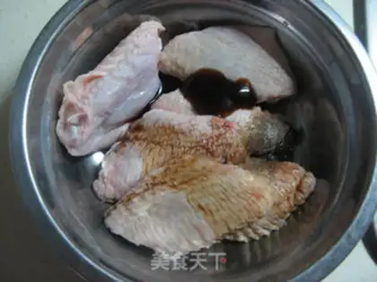 Make Honey-cooked chicken wings step 1