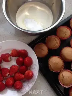 Make Christmas strawberry cake step 7