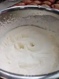 Make Christmas strawberry cake step 8