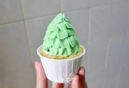 Make Christmas Cup cake step 15
