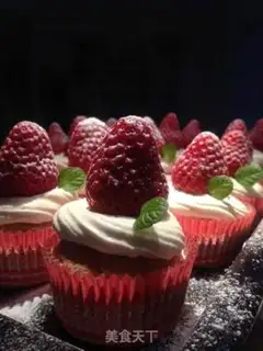 Make Christmas strawberry cake step 10