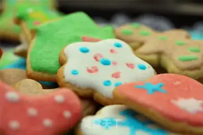 Make Christmas frosting cookies step 12