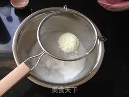 Make Double-coloured protein pie step 2