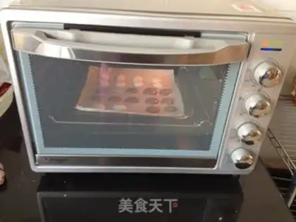 Make Double-coloured protein pie step 7