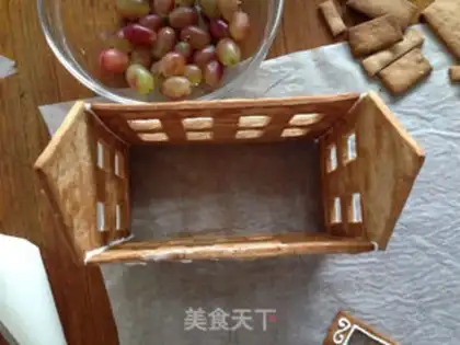 Make Christmas gingerbread house step 20