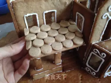 Make Christmas gingerbread house step 25