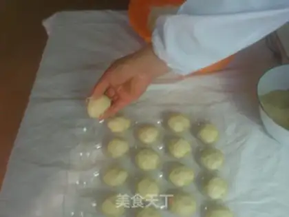 Make The empty big sesame ball step 2