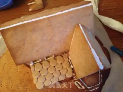 Make Christmas gingerbread house step 26