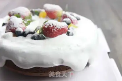 Make Christmas strawberry cyclopaste cake step 4