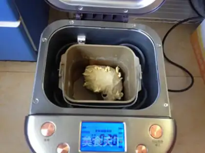 Make ♪ On the bottom of the honey bread ♪ step 2